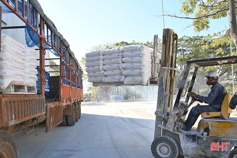 Công nhân vận chuyển bột Thạch Cao đến các nhà xưởng chế biến.