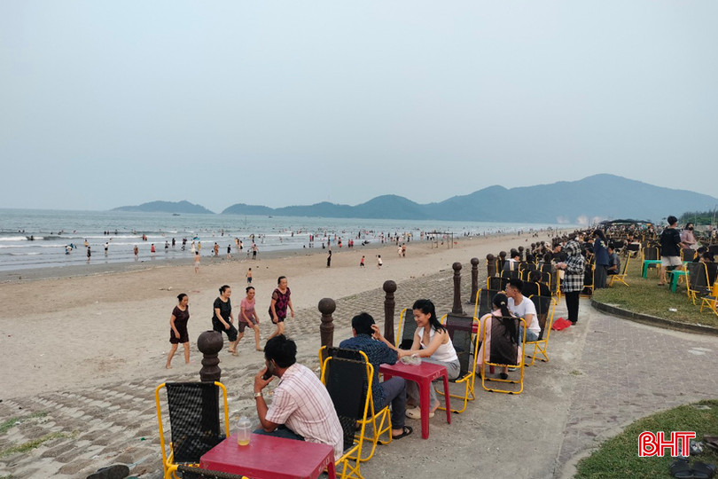 Bãi tắm Xuân Hải đầu mùa du lịch năm nay thu hút khá đông du khách.