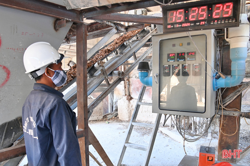Anh Đắm Thì Lạt ở bản Nhang Nhày đang vận hành dây chuyền sản xuất.