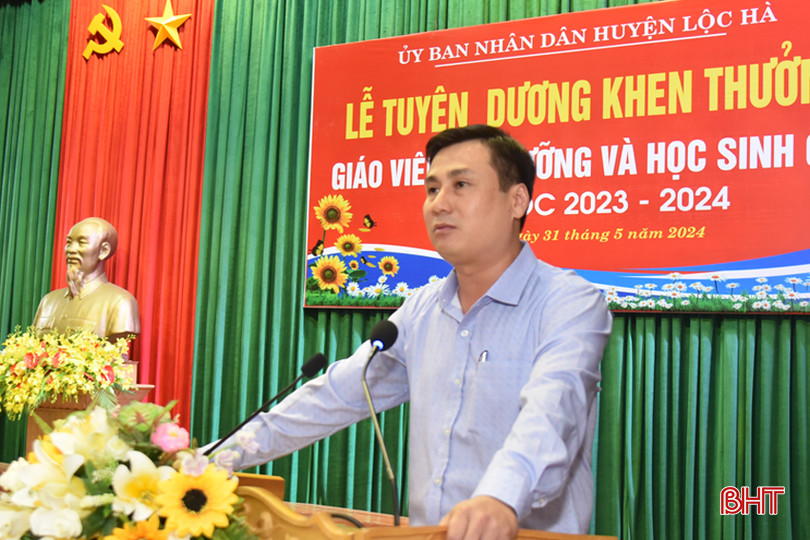 Phó Chủ tịch UBND huyện Lộc Hà Nguyễn Việt Cường biểu dương sự nỗ lực và những kết quả mà các tập thể sư phạm, giáo viên, học sinh đã đạt được trong năm học 2023 - 2024.