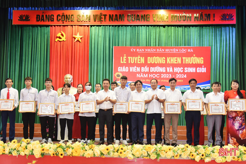 Lãnh đạo huyện Lộc Hà khen thưởng các tập thể, giáo viên, học sinh có thành tích cao.
