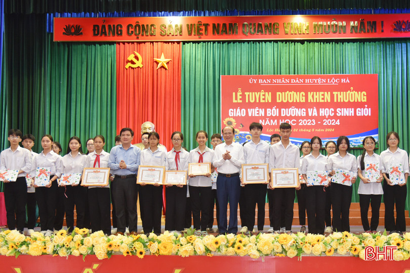 Lãnh đạo Sở GD&amp;ĐT cùng lãnh đạo huyện Lộc Hà trao giấy khen, học bổng cho các em học sinh đạt giải cao trong kỳ thi học sinh giỏi tỉnh.
