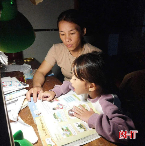 Với sự kèm cặp của bố mẹ, nhiều em học sinh đã dần tiến bộ và ý thức hơn trong học tập.