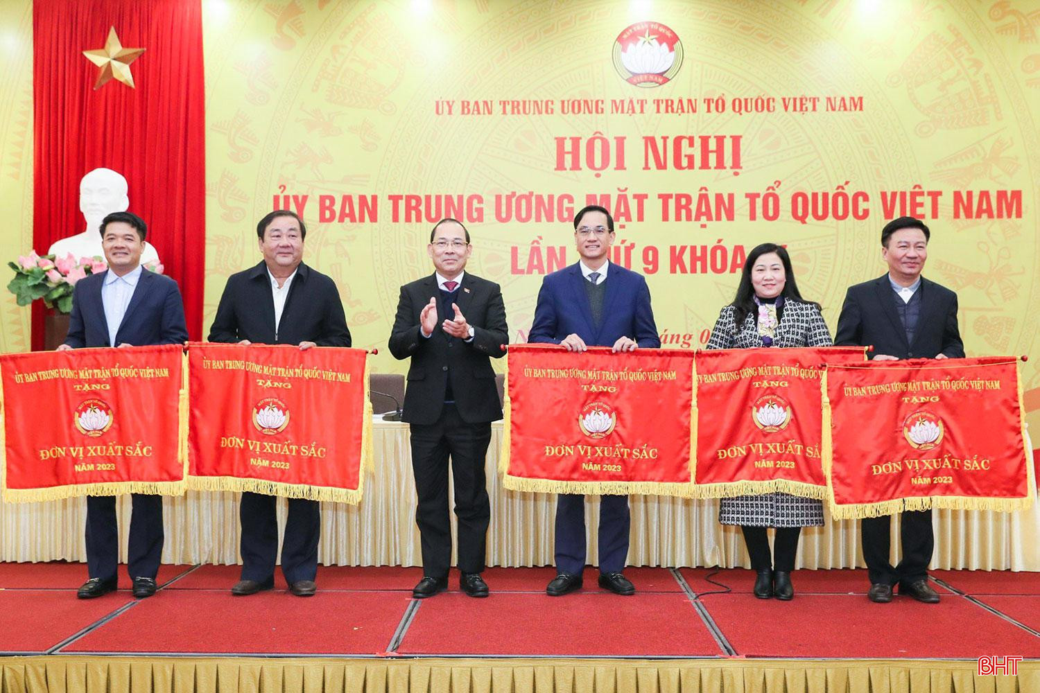 Chủ tịch UBMTTQ tỉnh Trần Nhật Tân nhận cờ thi đua xuất sắc của Ủy ban Trung ương MTTQ Việt Nam tại hội nghị tổng kết hoạt động năm 2023.