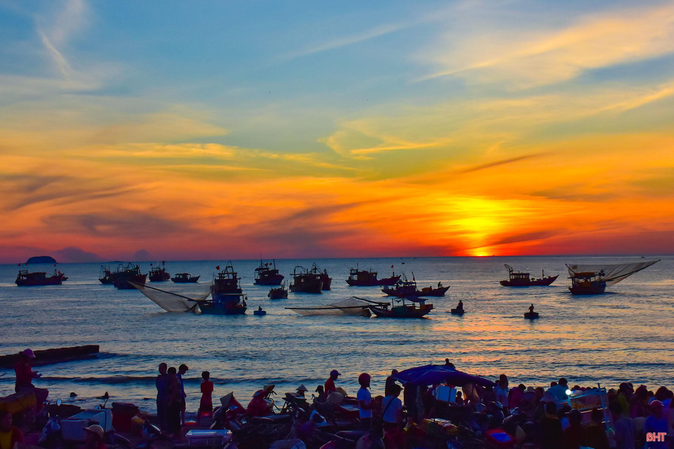 KHI-BÌNH-MINH-LÊN-TRÊN-BIỂN---ẢNH-hƯƠNG-THÀNH-(VIỆT-NAM-).jpg
