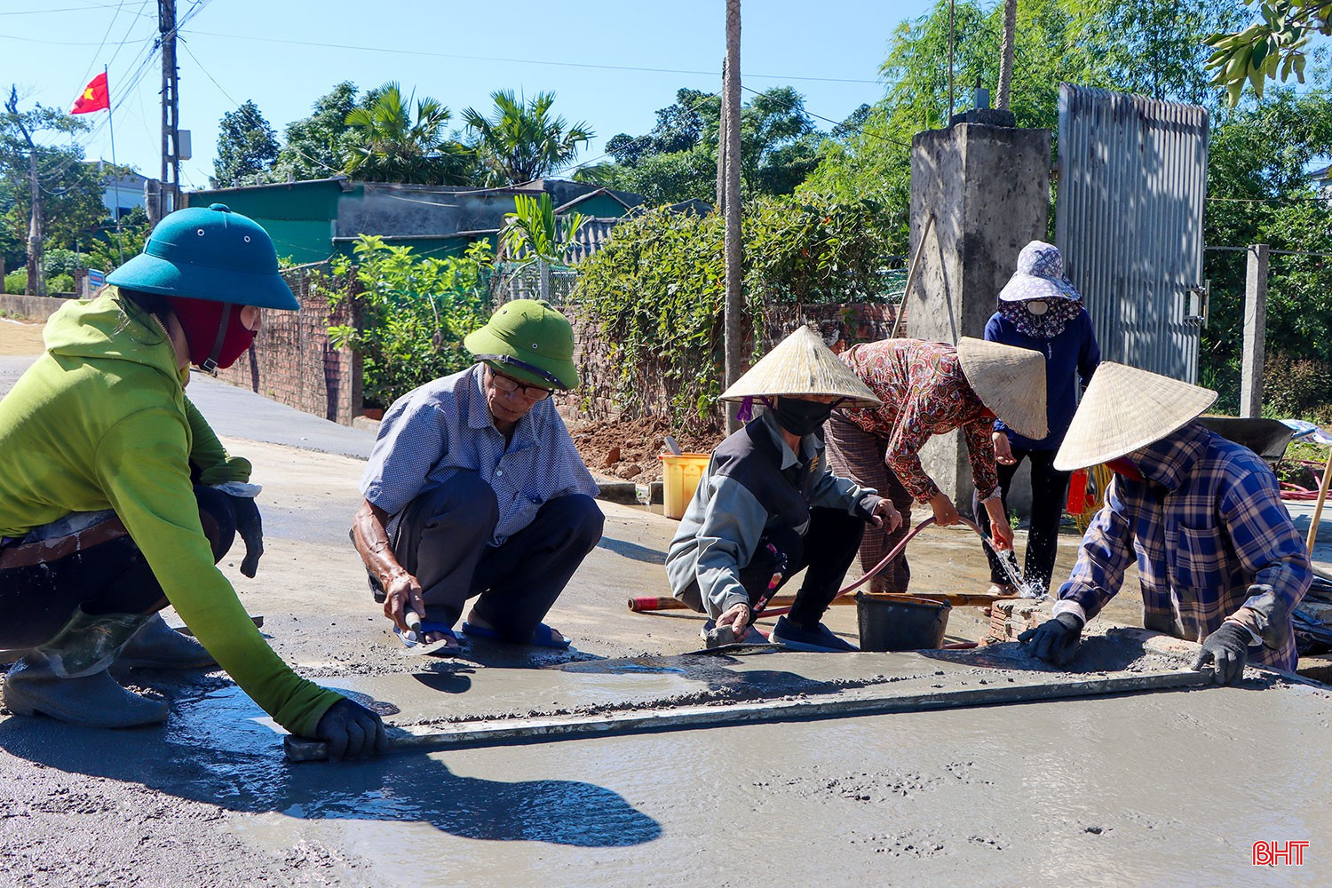 Thương binh Nguyễn Xuân Đàn (thứ 2 từ trái sang) luôn hăng hái trong phong trào xây dựng NTM.