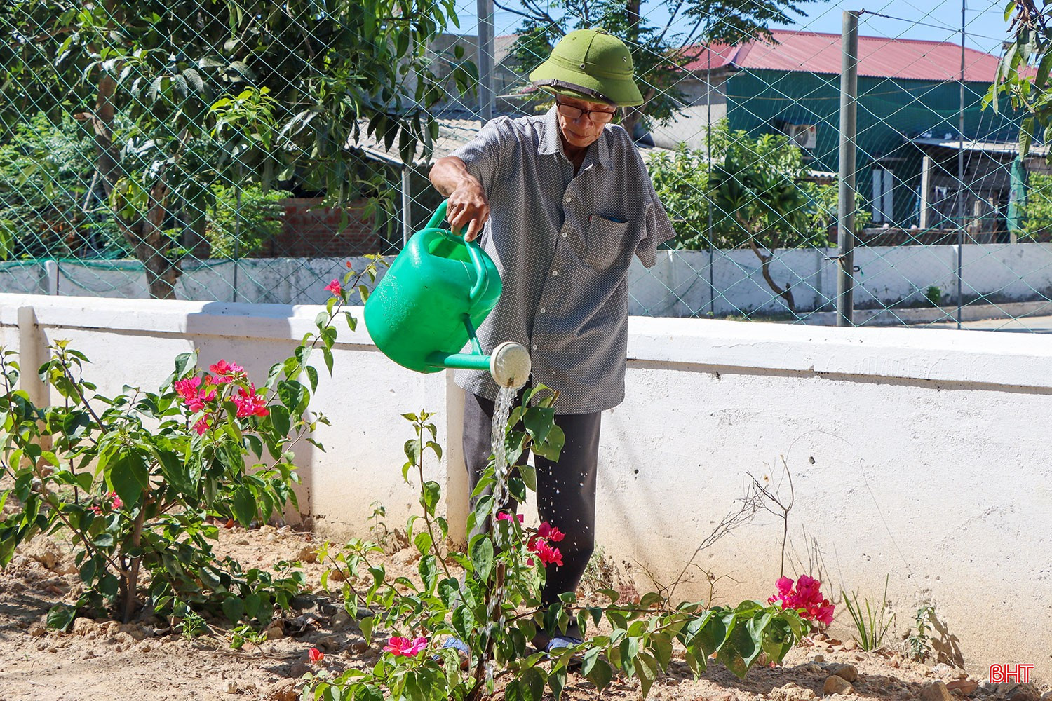 Sau khi trở về địa phương, thương binh Nguyễn Xuân Đàn lại chung tay, góp sức làm đẹp quê hương.