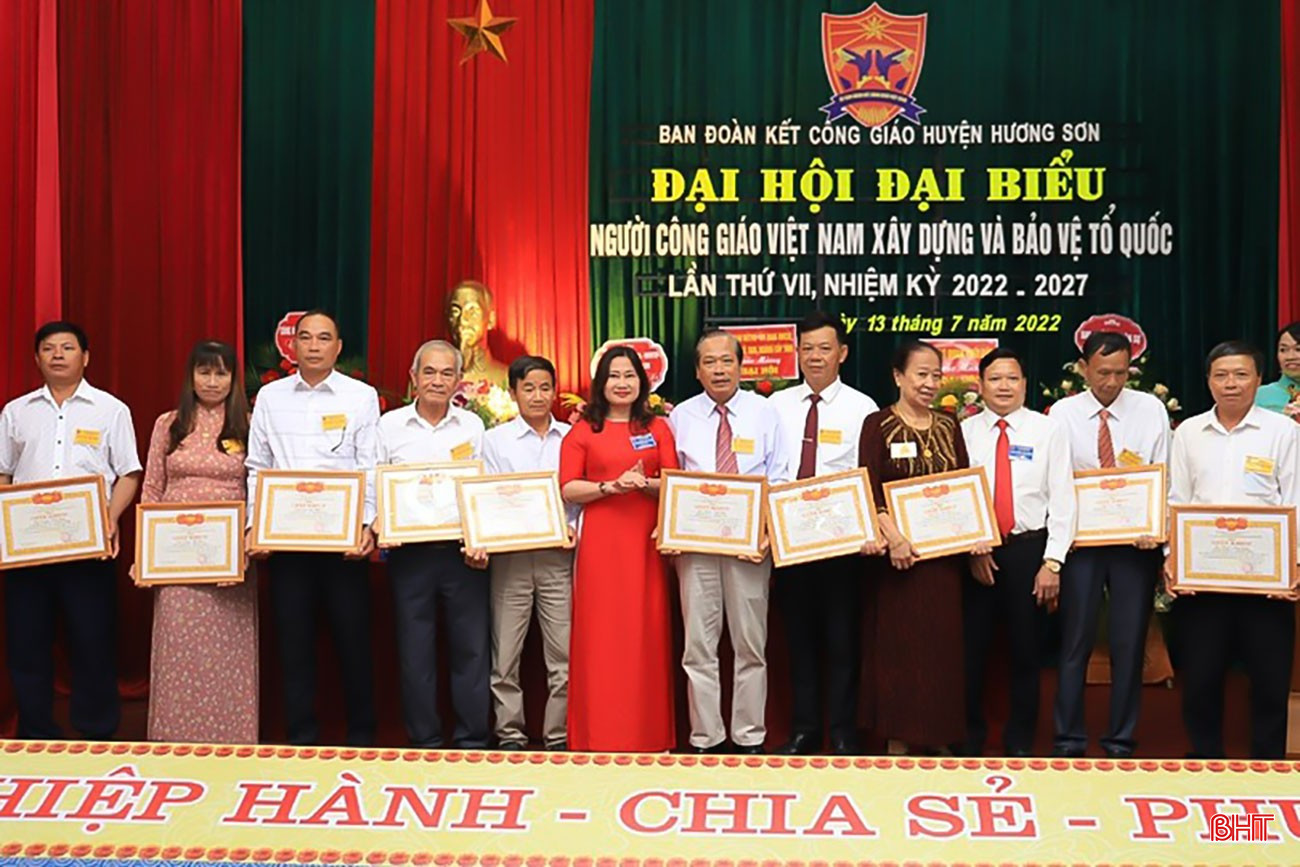 Khen thưởng, động viên các điển hình tiên tiến là một trong những cách làm hiệu quả để huyện Hương Sơn ươm mầm “hạt giống đỏ”.