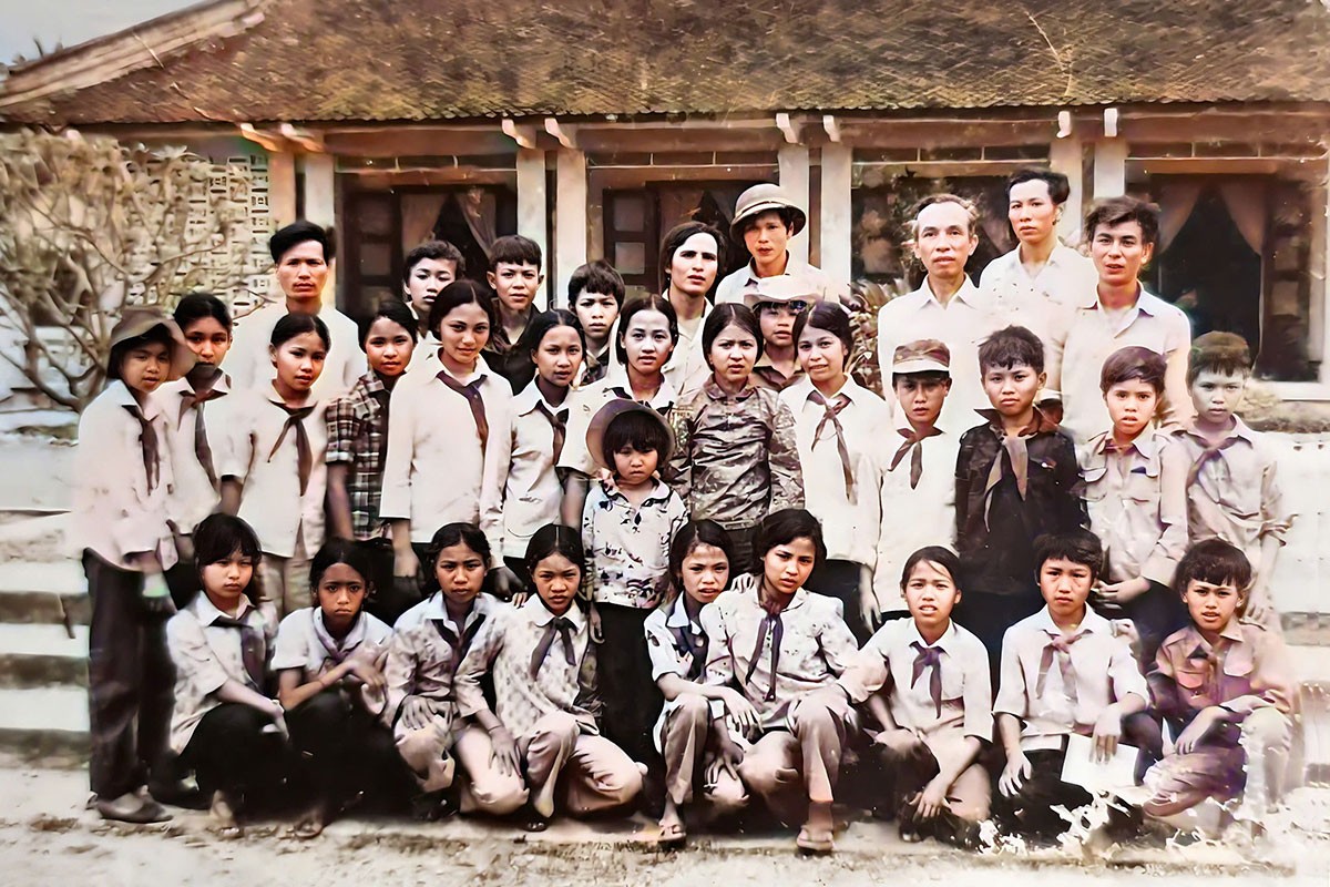 d-3-doan-hoc-sinh-gioi-thi-xa-ha-tinh-chup-anh-luu-niem-trong-dip-tham-quen-bac-ho-nam-1985.jpg
