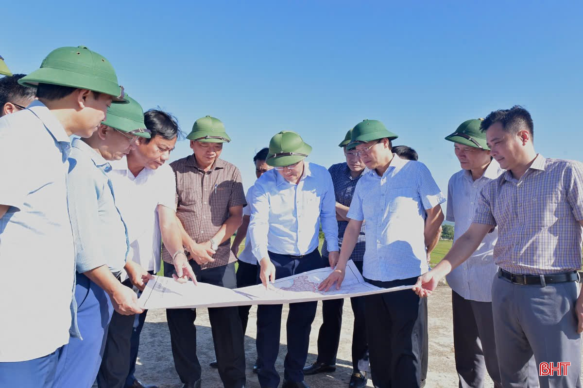 Phó Chủ tịch Thường trực UBND tỉnh Nguyễn Hồng Lĩnh cùng đoàn công tác đi kiểm tra và làm việc về tiến độ xây dựng huyện Kỳ Anh đạt chuẩn NTM.