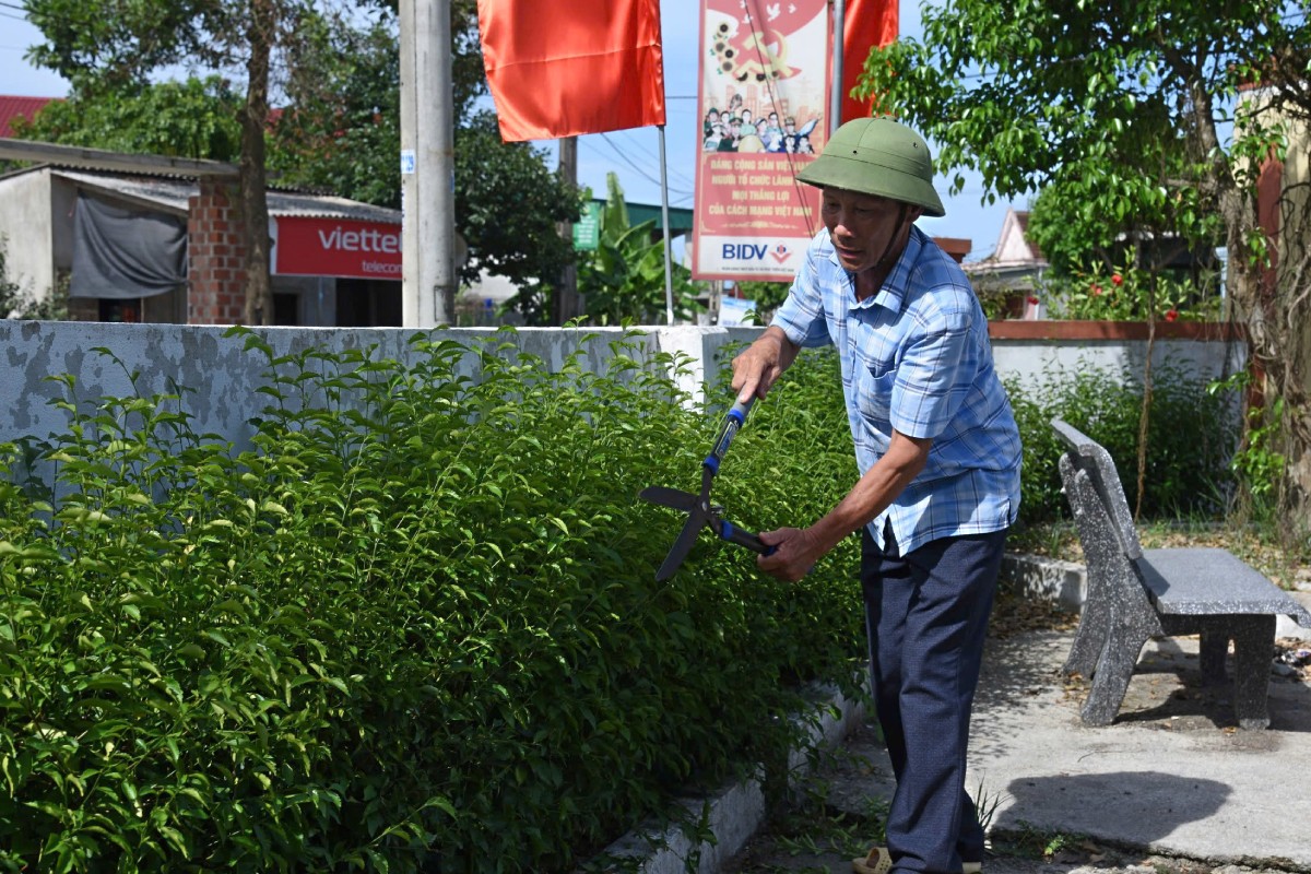 Người dân xã Kỳ Tây chăm sóc hàng rào xanh.