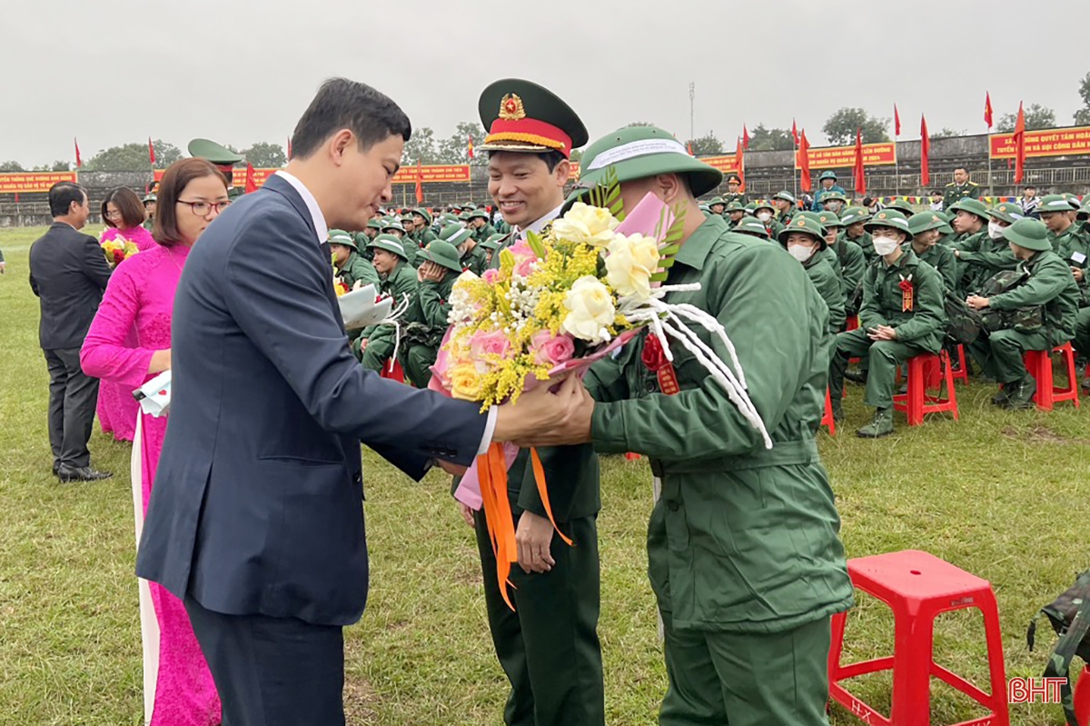 Lãnh đạo Hà Tĩnh, Bộ Quốc phòng dự lễ giao nhận quân tại các địa phương