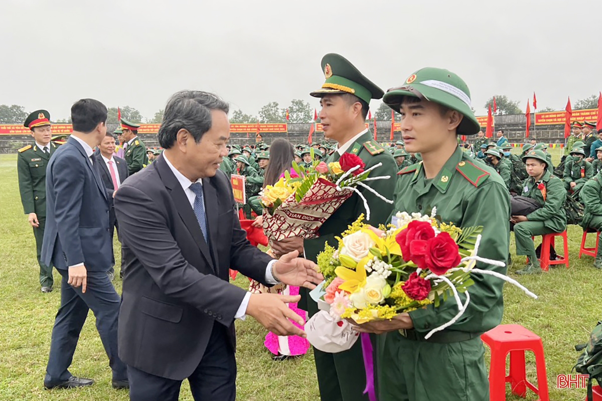 Lãnh đạo Hà Tĩnh, Bộ Quốc phòng dự lễ giao nhận quân tại các địa phương