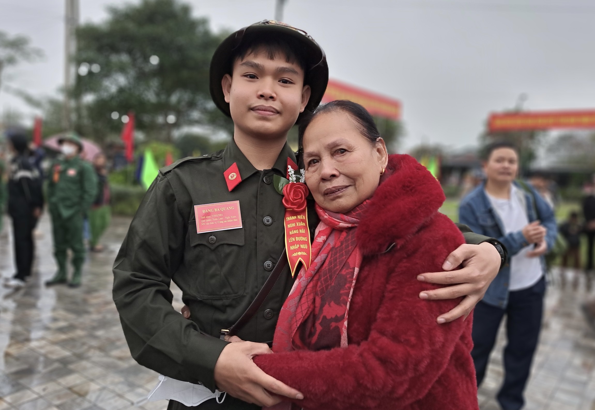 “Anh đi bộ đội sao trên mũ, mãi mãi là sao sáng dẫn đường”