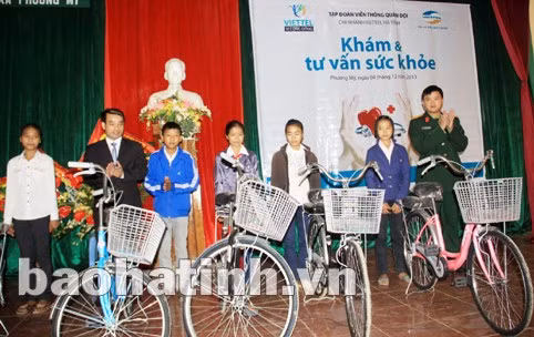 Lãnh đạoChi nhánh Viettel Hà Tĩnh tặng xe đạp cho các học sinh nghèo vượt khó xã Phương Mỹ (Hương Khê).