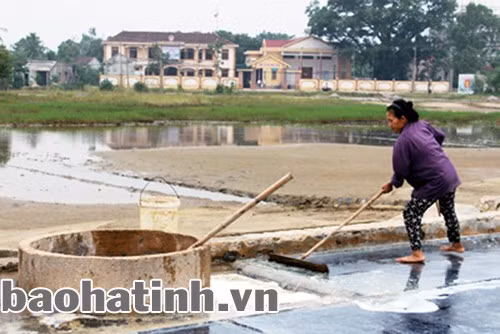 Chỉ những người già, phụ nữ nuôi con nhỏ, không đi làm thuê được mới "bám" ruộng muối Hộ Độ