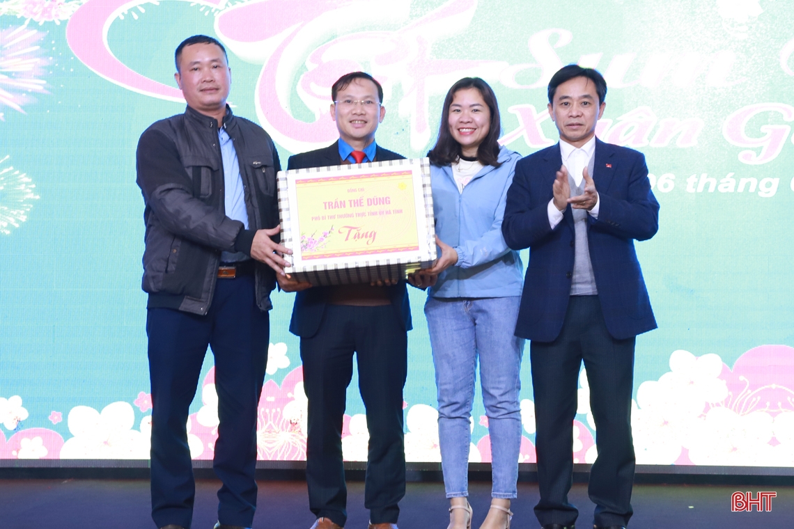 Lãnh đạo tỉnh chung vui “Tết sum vầy” cùng người lao động