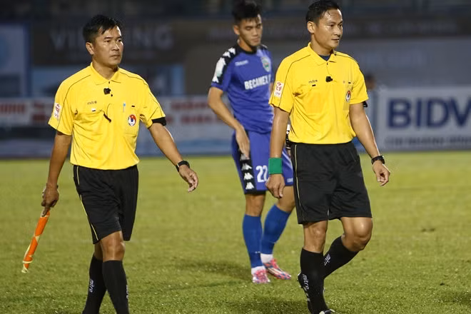 Trọng tài mắc sai lầm hy hữu, phải ‘bẻ còi’ ở V.League