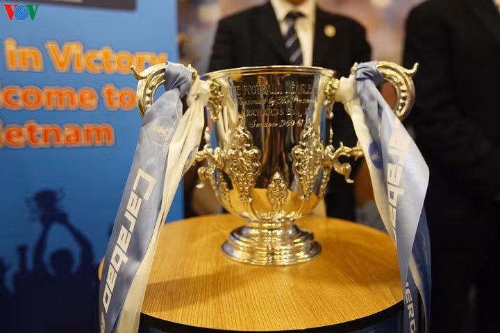 Chiêm ngưỡng cúp bạc Premier League tại Hà Nội
