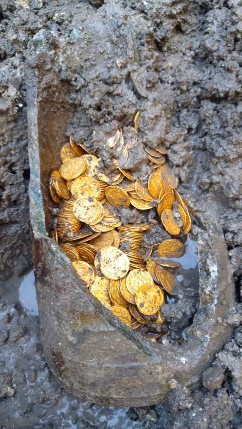 Tìm thấy hũ đựng hàng trăm đồng xu vàng trị giá nhiều triệu USD ở Italy