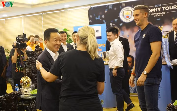Chiêm ngưỡng cúp bạc Premier League tại Hà Nội
