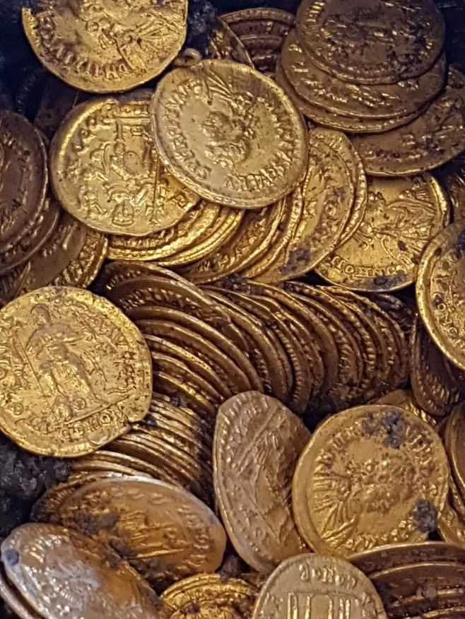 Tìm thấy hũ đựng hàng trăm đồng xu vàng trị giá nhiều triệu USD ở Italy