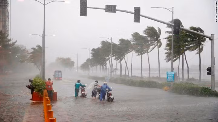 Siêu bão Mangkhut càn quét, làm đảo lộn cuộc sống của người dân Philippines
