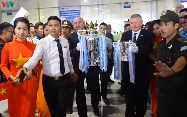 Chiêm ngưỡng cúp bạc Premier League tại Hà Nội