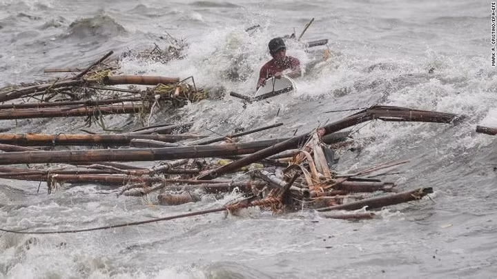 Siêu bão Mangkhut càn quét, làm đảo lộn cuộc sống của người dân Philippines