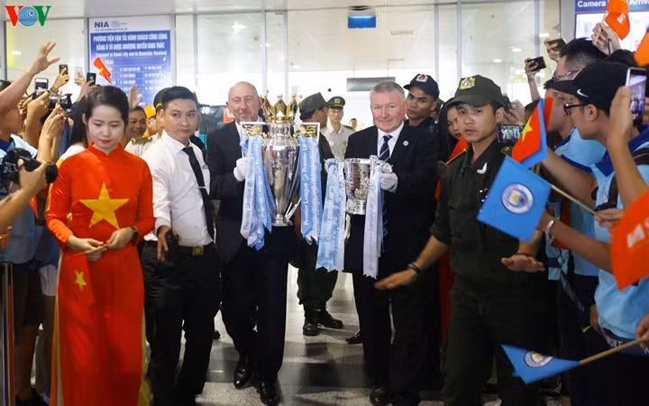 Chiêm ngưỡng cúp bạc Premier League tại Hà Nội