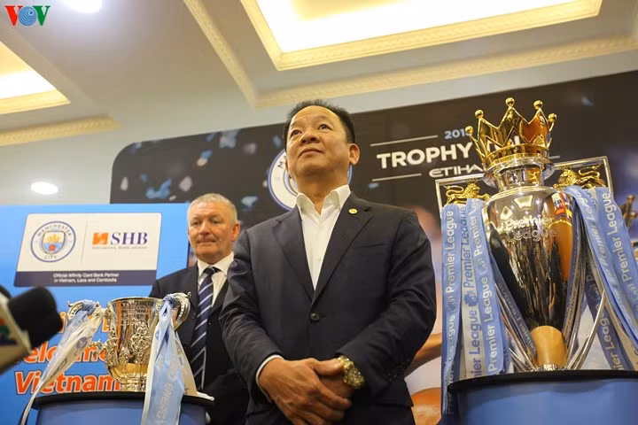 Chiêm ngưỡng cúp bạc Premier League tại Hà Nội