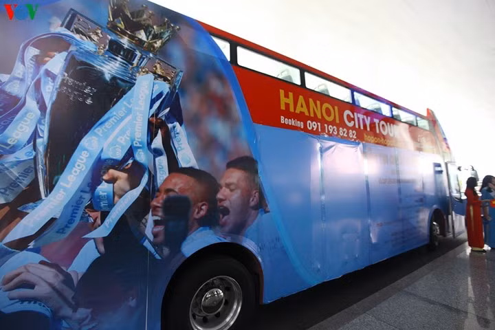 Chiêm ngưỡng cúp bạc Premier League tại Hà Nội
