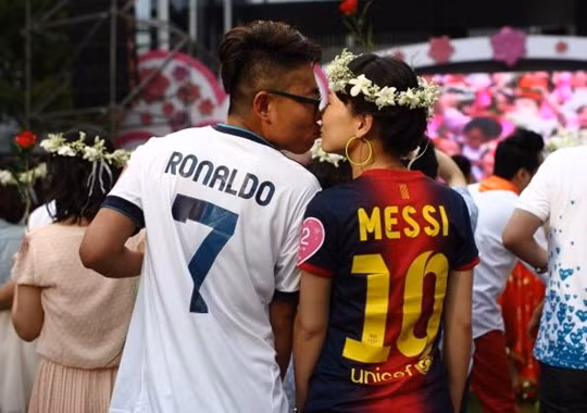 Messi và Ronaldo đang “hơn cả 1 đội bóng”