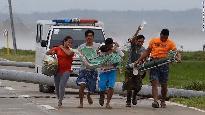 Siêu bão Mangkhut càn quét, làm đảo lộn cuộc sống của người dân Philippines
