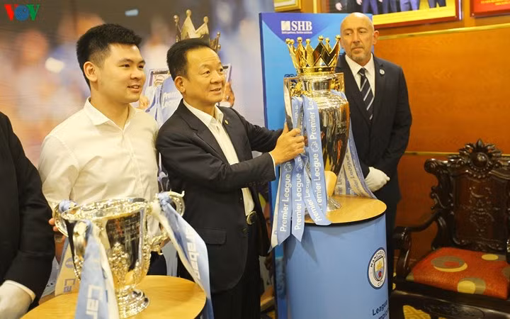 Chiêm ngưỡng cúp bạc Premier League tại Hà Nội