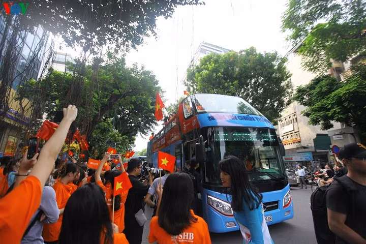 Chiêm ngưỡng cúp bạc Premier League tại Hà Nội