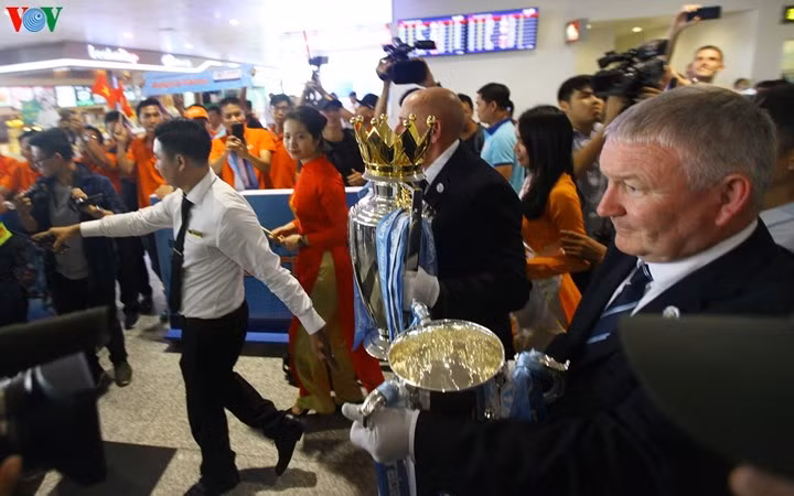 Chiêm ngưỡng cúp bạc Premier League tại Hà Nội