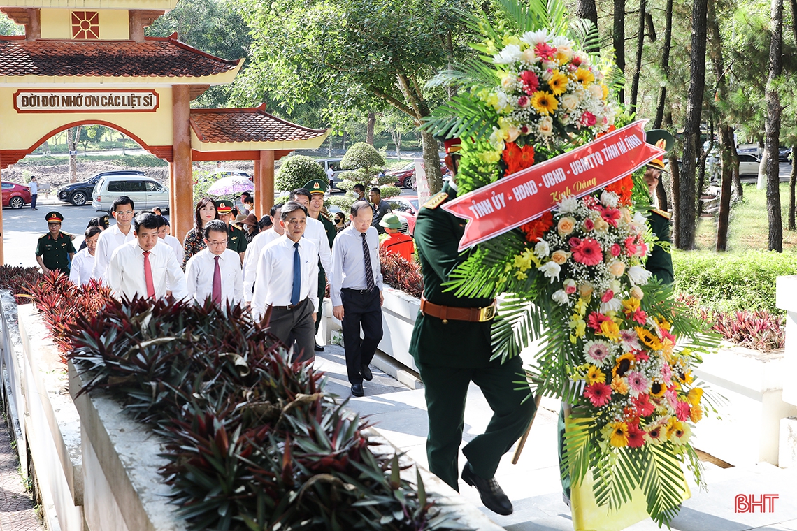 Lãnh đạo tỉnh Hà Tĩnh dâng hương tưởng niệm Chủ tịch Hồ Chí Minh và các anh hùng, liệt sỹ