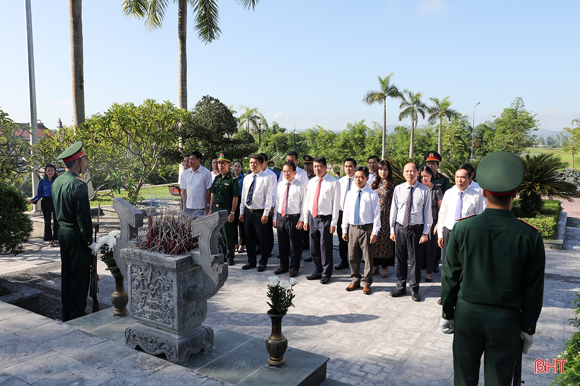 Lãnh đạo tỉnh Hà Tĩnh dâng hương tưởng niệm Chủ tịch Hồ Chí Minh và các anh hùng, liệt sỹ