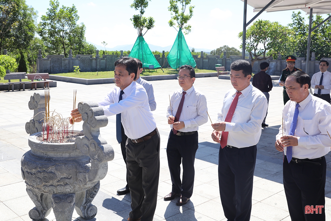 Lãnh đạo tỉnh Hà Tĩnh dâng hương tưởng niệm Chủ tịch Hồ Chí Minh và các anh hùng, liệt sỹ