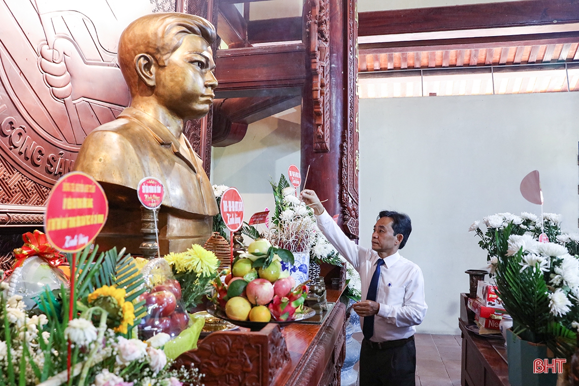 Lãnh đạo tỉnh Hà Tĩnh dâng hương tưởng niệm Chủ tịch Hồ Chí Minh và các anh hùng, liệt sỹ