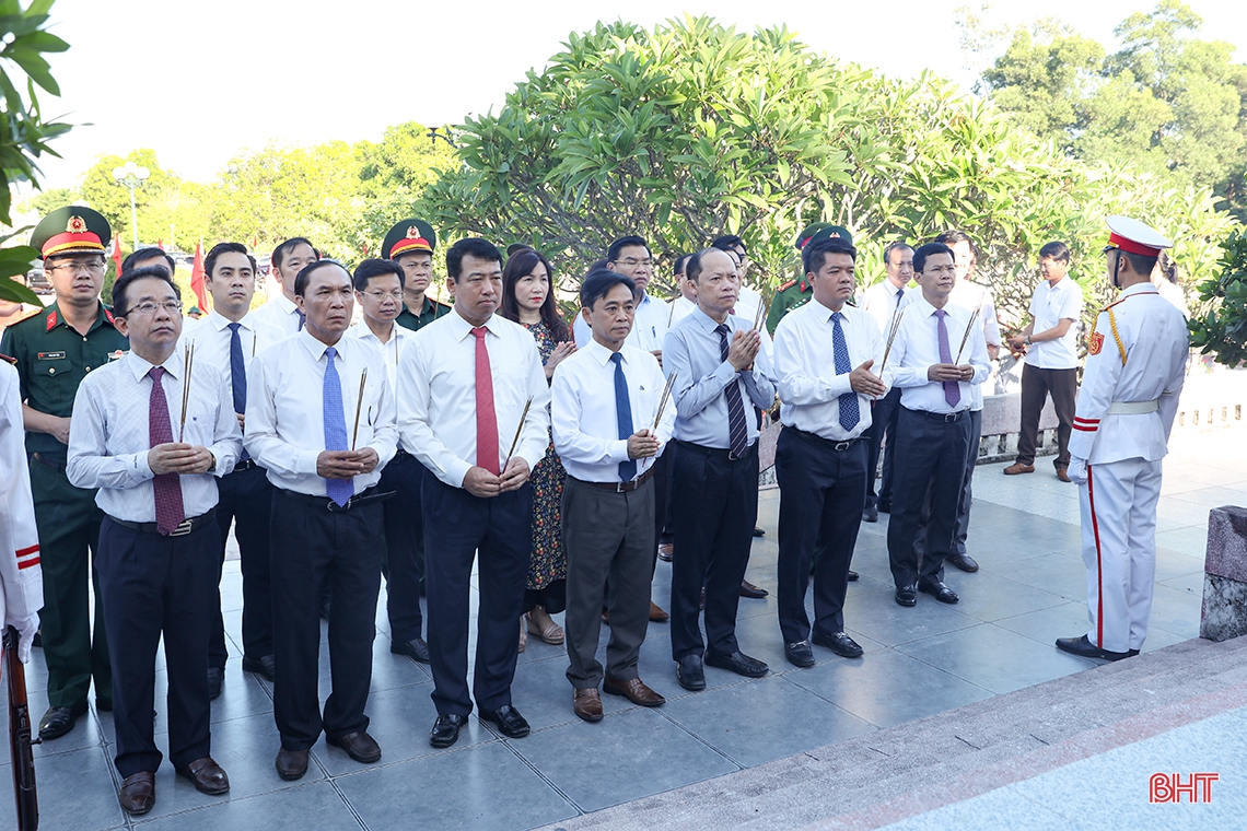 Lãnh đạo tỉnh Hà Tĩnh dâng hương tưởng niệm Chủ tịch Hồ Chí Minh và các anh hùng, liệt sỹ