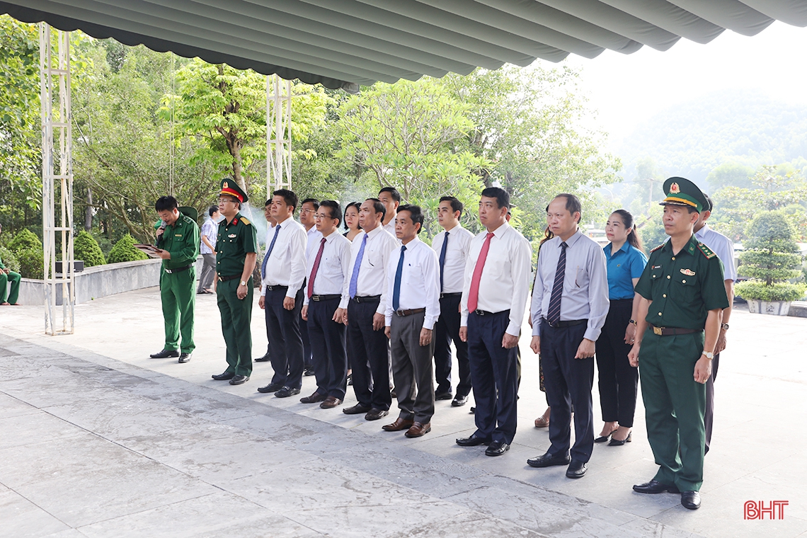 Lãnh đạo tỉnh Hà Tĩnh dâng hương tưởng niệm Chủ tịch Hồ Chí Minh và các anh hùng, liệt sỹ