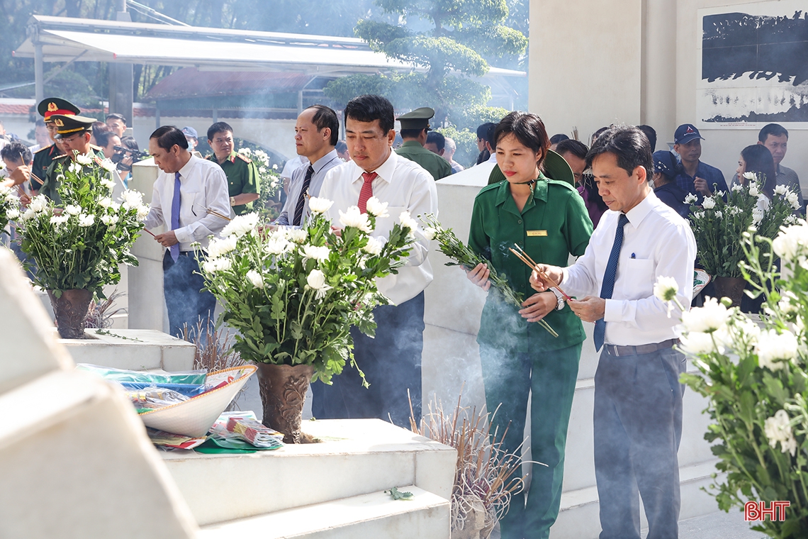 Lãnh đạo tỉnh Hà Tĩnh dâng hương tưởng niệm Chủ tịch Hồ Chí Minh và các anh hùng, liệt sỹ