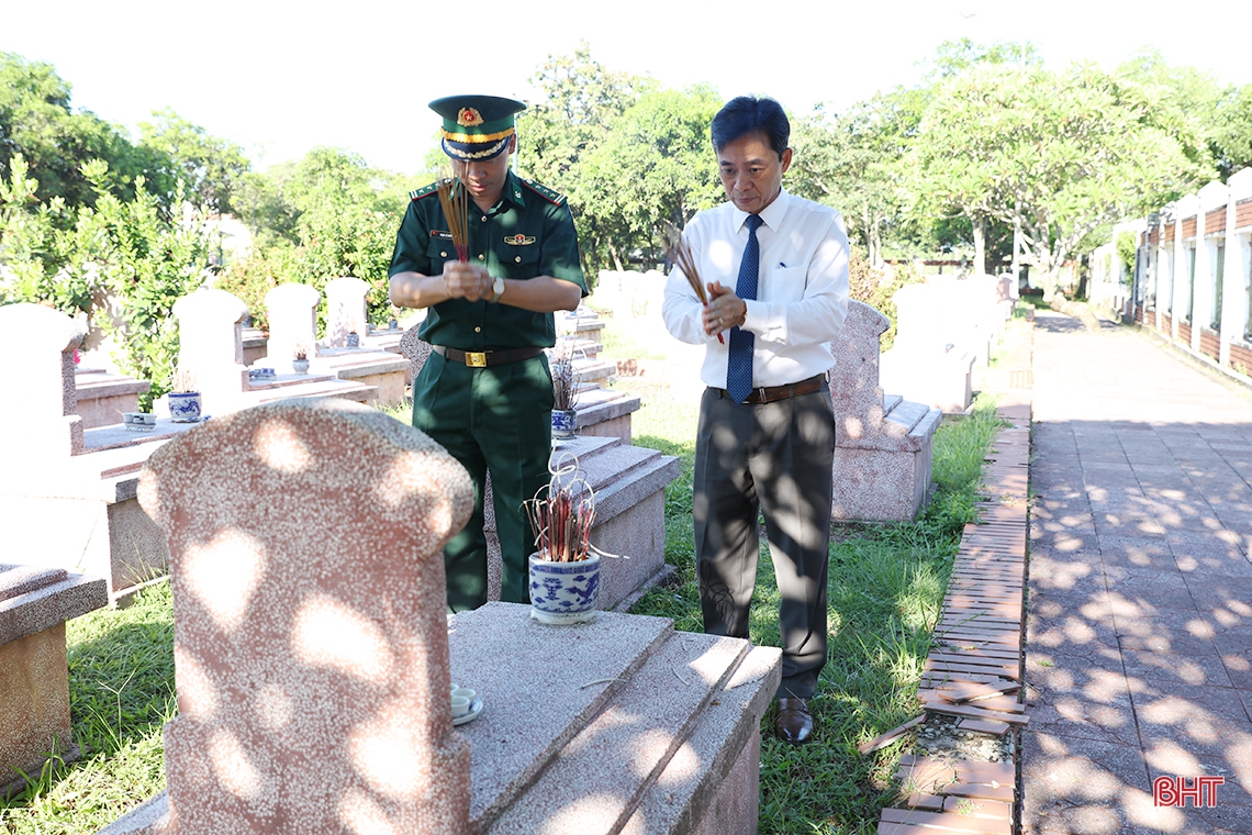 Lãnh đạo tỉnh Hà Tĩnh dâng hương tưởng niệm Chủ tịch Hồ Chí Minh và các anh hùng, liệt sỹ