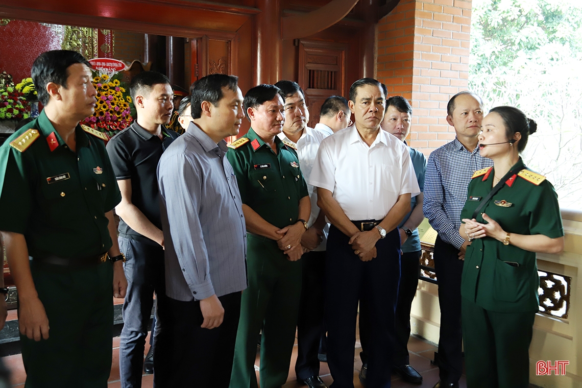 Lãnh đạo tỉnh Hà Tĩnh dâng hương tưởng niệm các anh hùng liệt sỹ Quân đoàn 4