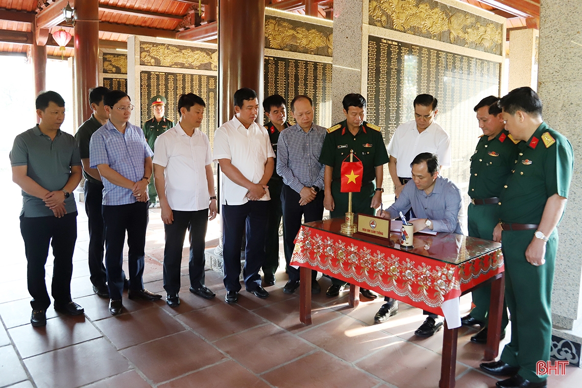 Lãnh đạo tỉnh Hà Tĩnh dâng hương tưởng niệm các anh hùng liệt sỹ Quân đoàn 4