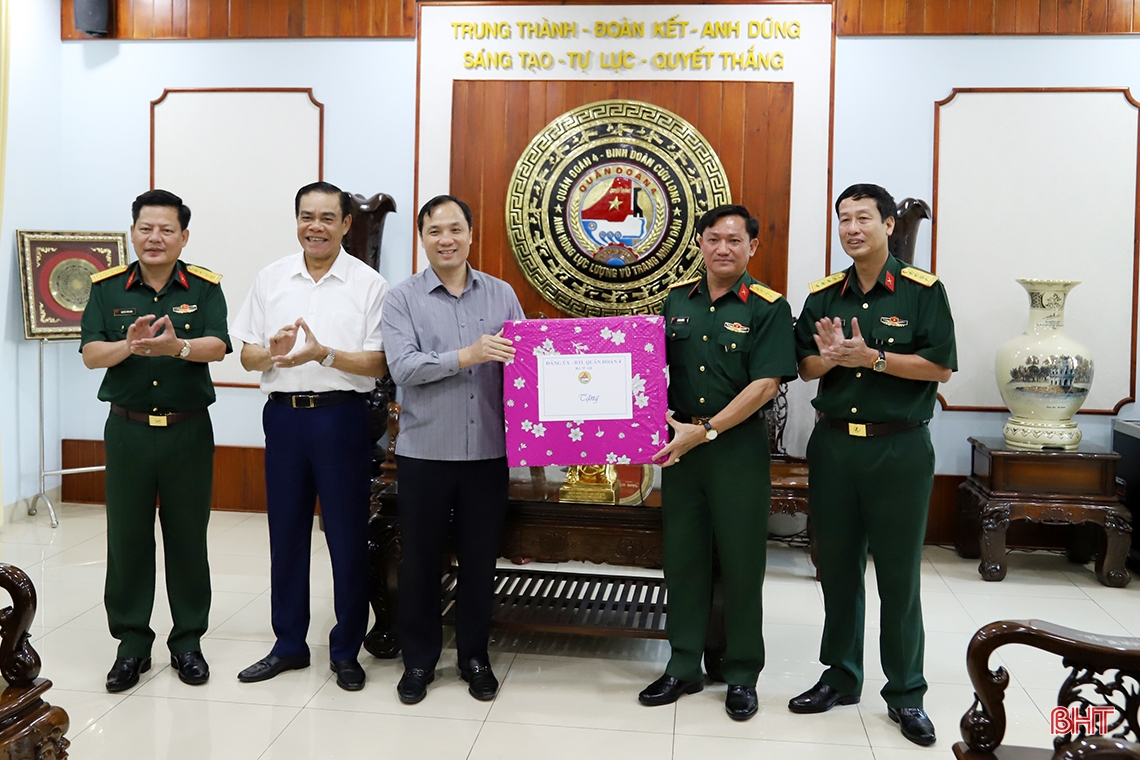 Lãnh đạo tỉnh Hà Tĩnh dâng hương tưởng niệm các anh hùng liệt sỹ Quân đoàn 4
