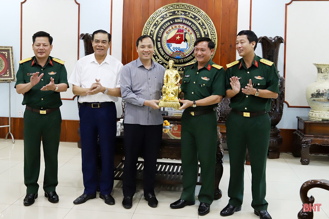 Lãnh đạo tỉnh Hà Tĩnh dâng hương tưởng niệm các anh hùng liệt sỹ Quân đoàn 4