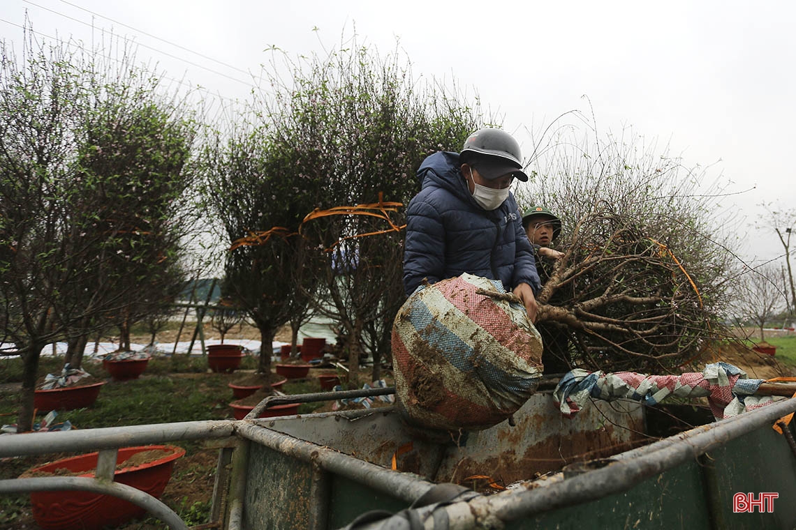 Người “chở tết về nhà” mưu sinh trong mưa rét